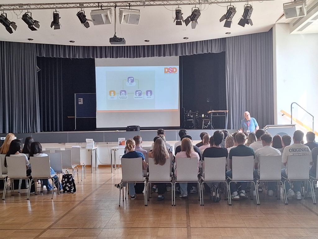 Schülerinnen und Schüler verfolgen eine Präsentation zur Stammzellspende