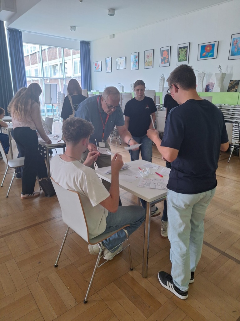 Schülerinnen und Schüler lassen sich als Stammzellspender registrieren
