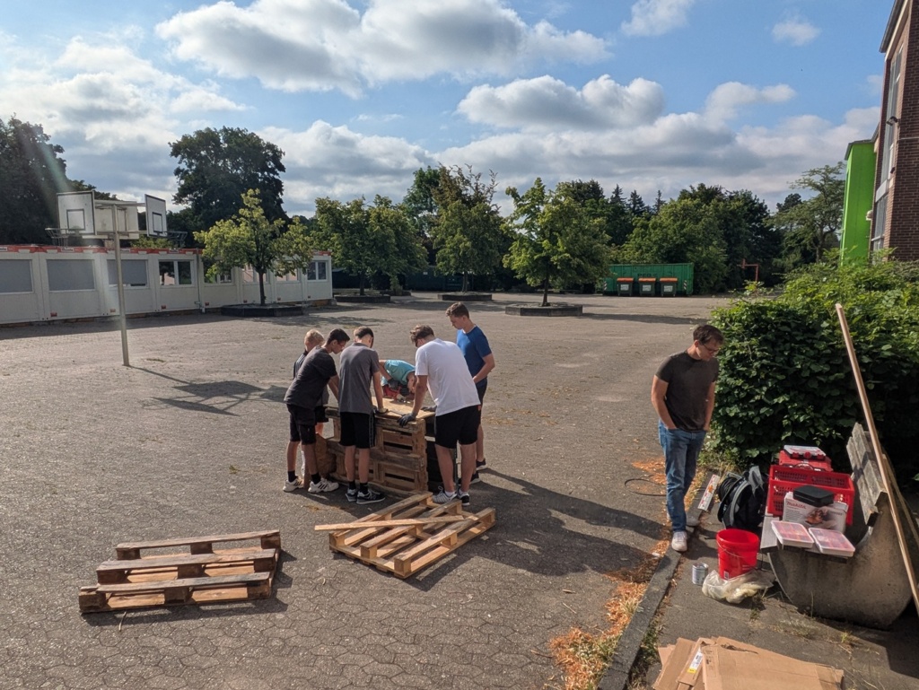 Getränke der Welt2 sechs Schüler bauen aus Europaletten eine Bar auf dem Schulhof .