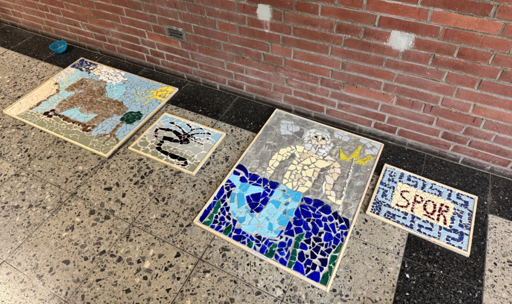 Imperium Romanum_Bilder Fertige Mosaike mit Pferd, Seeanemone, Meeresgott und "SPQR" als Motiv.