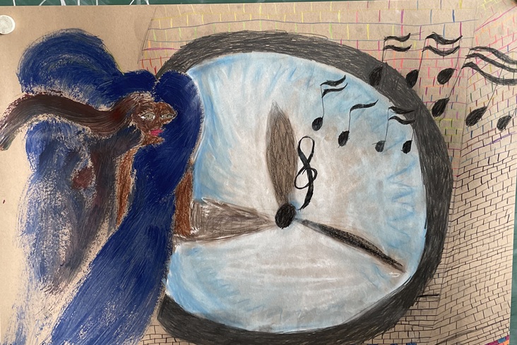 Kunst3 Kunstwerk mit einer Uhr, die vor einer bunten Mauer Noten von sich gibt, am linken Rand schwebt ein Mensch mit blauen Haaren.