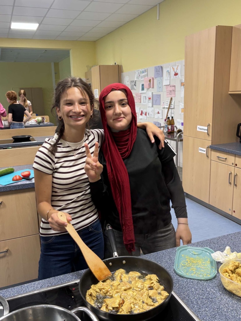 Multikulturelles Kochbuch4 Zwei Schülerinnen präsentieren ihr Pfannengericht.