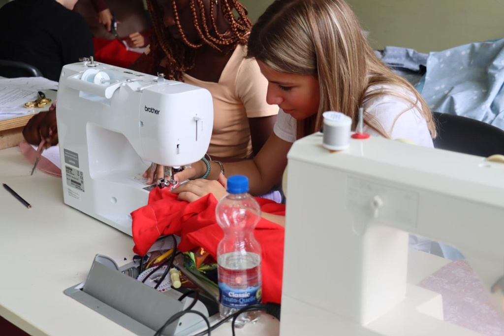 Nähen2 Zwei Schülerinnen nähen an ihren Nähmaschinen.