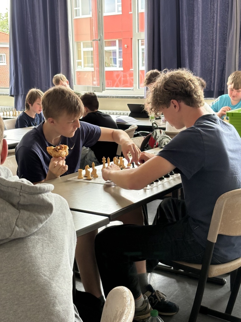 Schach2 Schüler spielen in einem Klassenraum Schach.