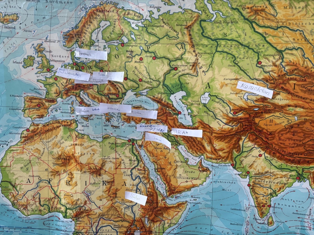 Welt zu Gast2 Auf einer Karte von Europa und Nordafrika sind Schilder mit den Namen der Staaten verteilt, aus denen die Interviewpartner des Projekts stammen.