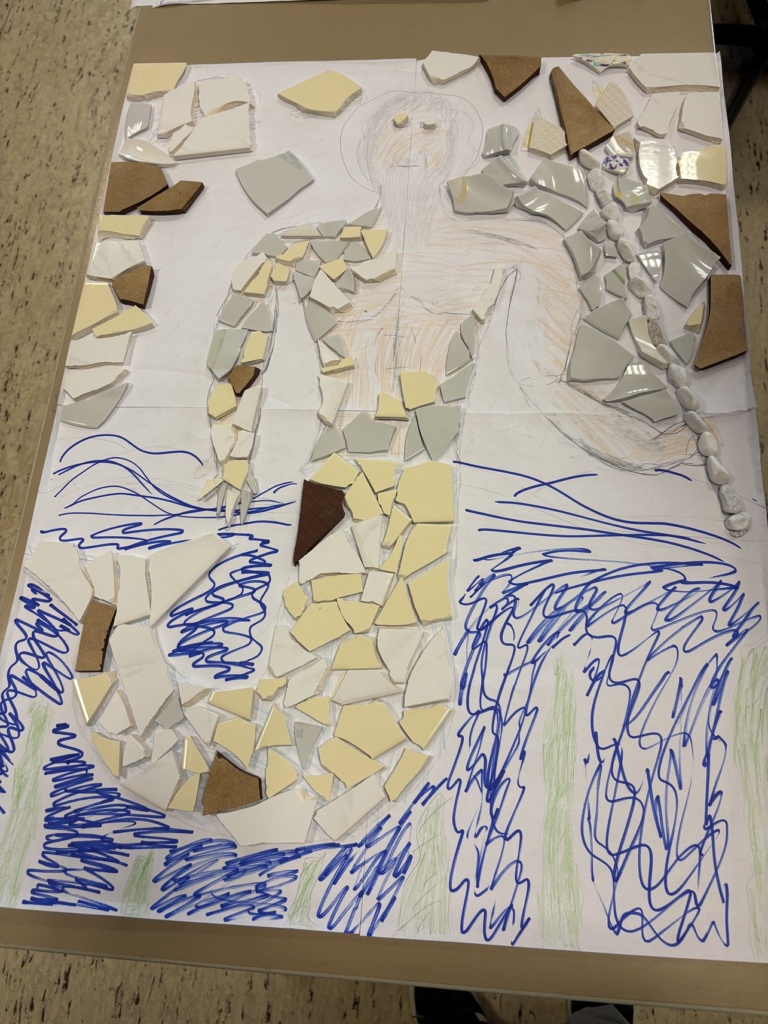 imperium romanum 1 Auf einem Papier wird ein vorgezeichneter Meeresgott mit Fischschwanz und Dreizack sukzessive mit farbigen Kachelfragmenten ausgelegt. Noch ist das Mosaik unfertig.