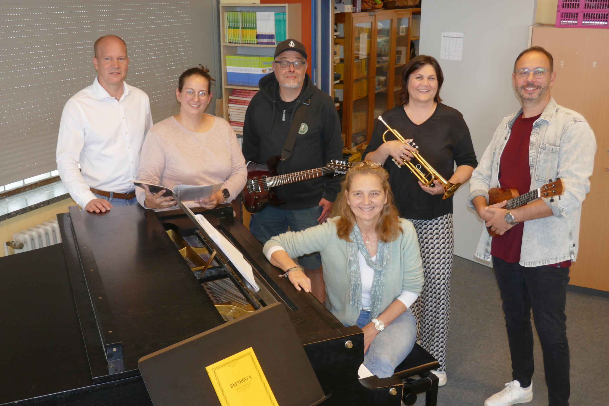 Fachgruppe Musik mit Musikinstrumenten, insgesamt drei Männer und zwei Frauen