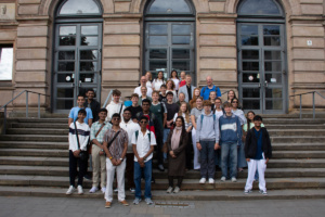 Indische und deutsche Schülerinnen vor dem Altbau der Technischen Universität Braunschweig.