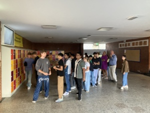 Besichtigung der kleinen Pausenhalle durch die indischen Schüler.
