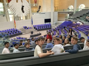 Indisch-deutsche Schülergruppe sitzt auf Sesseln im deutschen Bundestag