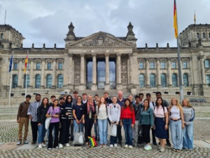 Indisch-deutsche Schülergruppe steht vor dem Reichstaggebäude.