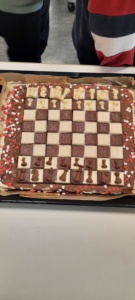 20251202_135840 Ein Blechkuchen mit einer Schokoladen-Marzipan-Verzierung im Schachbrettmuster