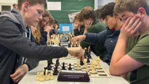 IMG-20251202-WA0016 14 Schüler beugen sich konzentriert über die Schachbretter.