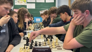 IMG-20251202-WA0017 14 Schüler beugen sich konzentriert über die Schachbretter.