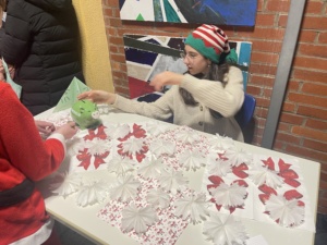 IMG_7380 Mädchen verkauft Weihnachtsbasteleien.