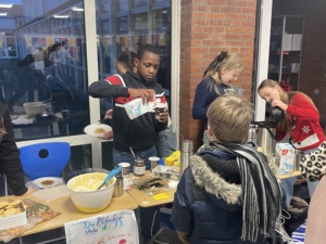 IMG_7381 Gutgelaunte Schülerinnen und Schüler verkaufen weihnachtliche Produkte.