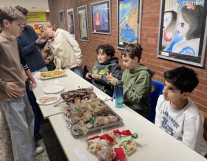 IMG_7382 Gutgelaunte Schülerinnen und Schüler verkaufen weihnachtliche Produkte.