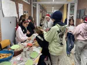 IMG_7383 Gutgelaunte Schülerinnen und Schüler verkaufen weihnachtliche Produkte.