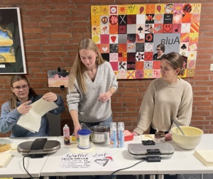 IMG_7386 Gutgelaunte Schülerinnen und Schüler verkaufen weihnachtliche Produkte.