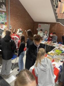 IMG_7387 Gutgelaunte Schülerinnen und Schüler verkaufen weihnachtliche Produkte.