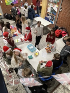 IMG_7391 Gutgelaunte Schülerinnen und Schüler verkaufen weihnachtliche Produkte, Ansicht von oben.