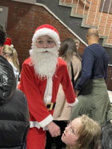IMG_7392 Schüler als Weihnachtsmann verkleidet.