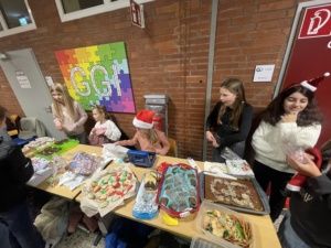 IMG_7394 Gutgelaunte Schülerinnen und Schüler verkaufen weihnachtliche Produkte.