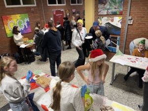 IMG_7395 Gutgelaunte Schülerinnen und Schüler verkaufen weihnachtliche Produkte.