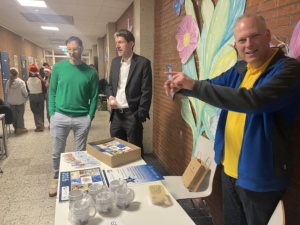 IMG_7396 Der Schulleiter ist im Gespräch am Stand des Fördervereins.