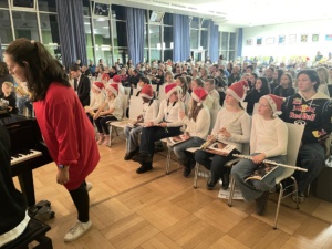 IMG_7402 Die Aula ist vollbesetzt mit Eltern, Kindern und Aufführenden.