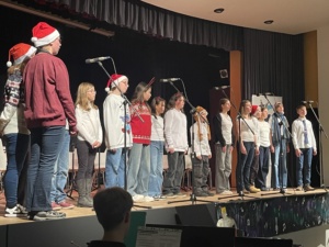 IMG_7404 Ein gemischter Schülerchor singt auf der Bühne.