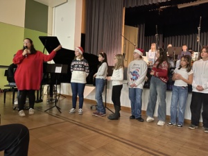IMG_7405 Ein gemischter Schülerchor singt vor der Bühne.