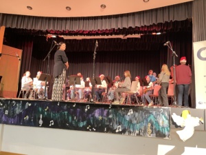 IMG_7406 Das Schülerblasorchester sitzt auf der Bühne.